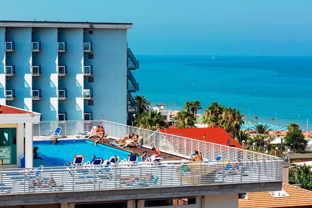 Medi Garden Hotel&Residence Альба-Адріатіка Екстер'єр фото
